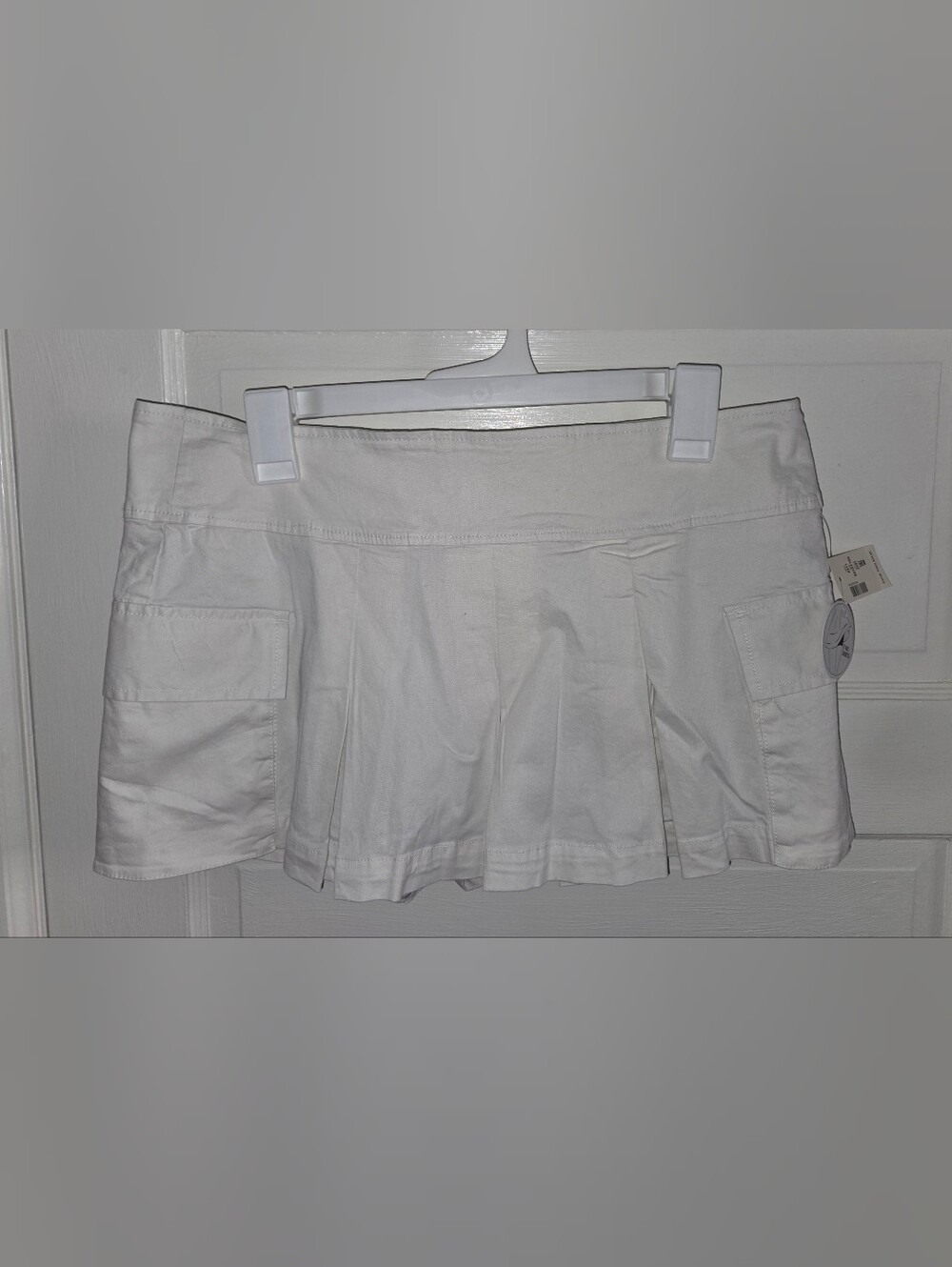 Aeropostale Women's White Pleated Skort with Utility Pockets